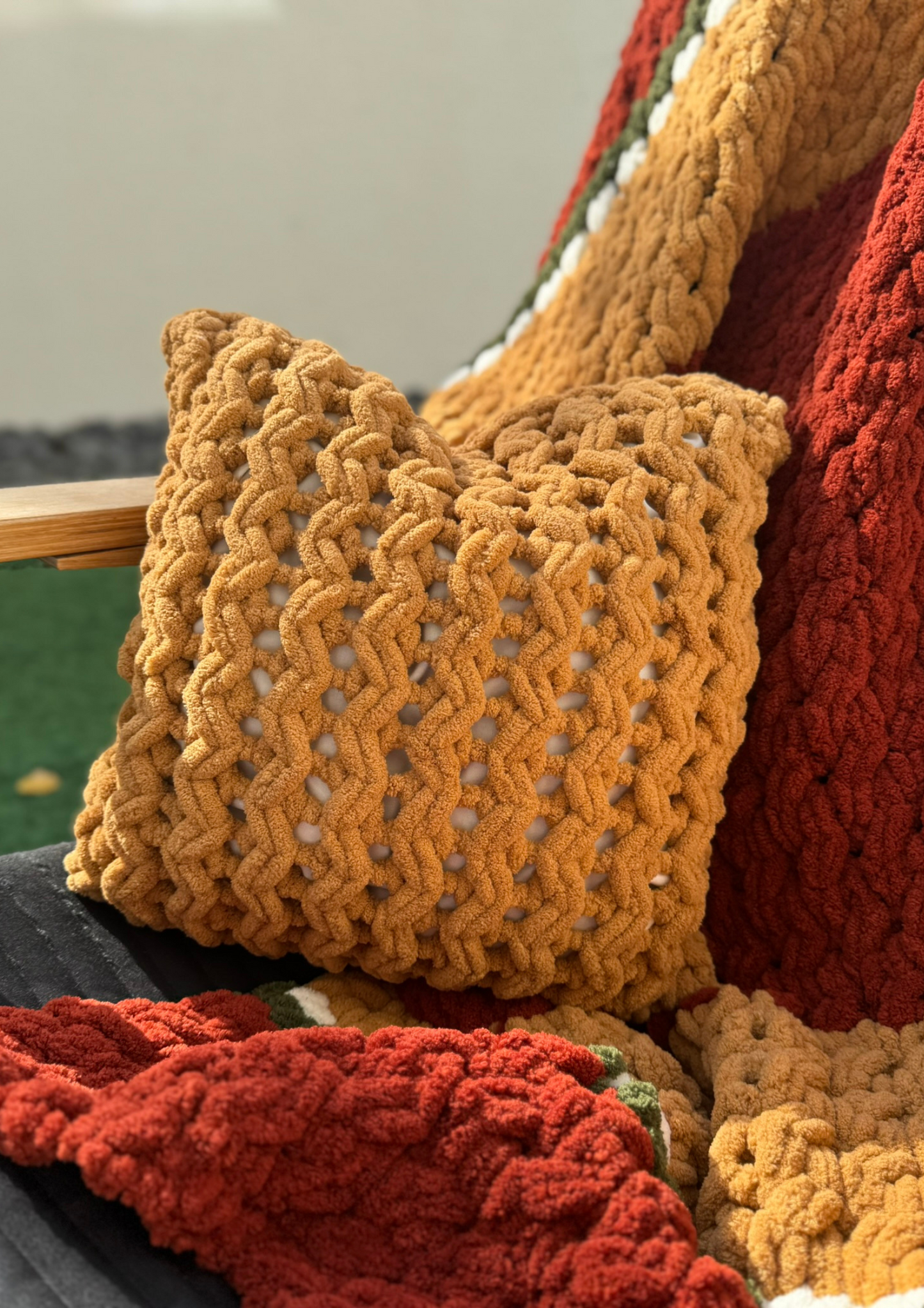 Big Cushion - - puffy yarn