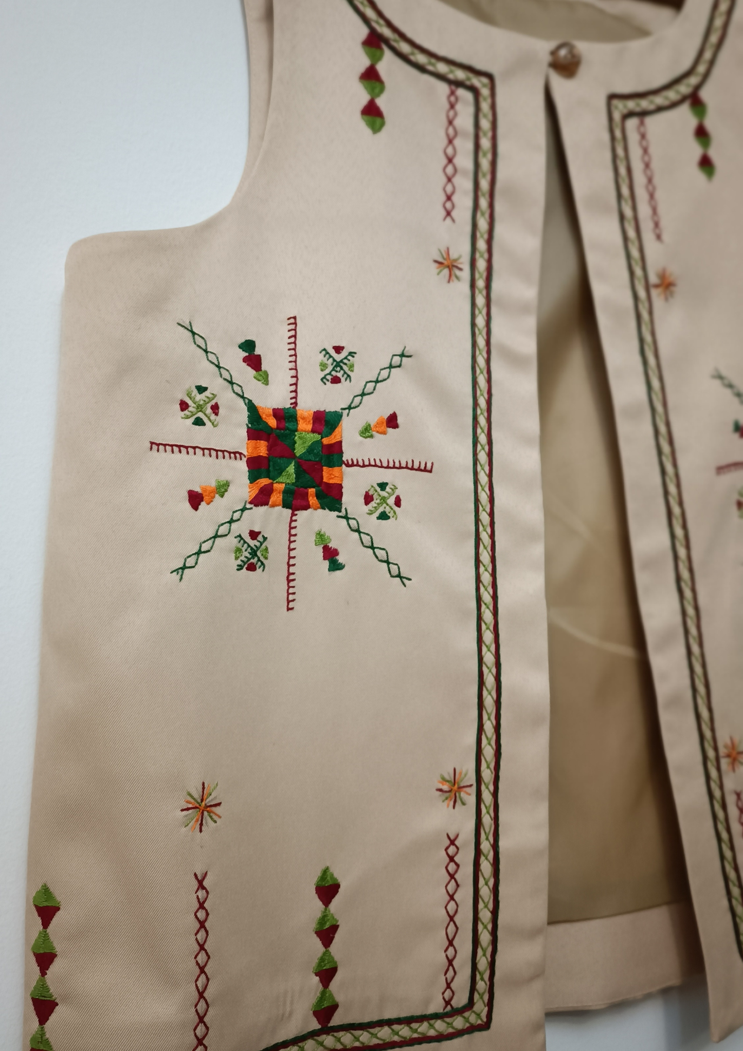 صدرية شالي سيوا المطرزة يدويًا - سيوا أواسيس هيريتدج (مقاسات من L إلى XL)