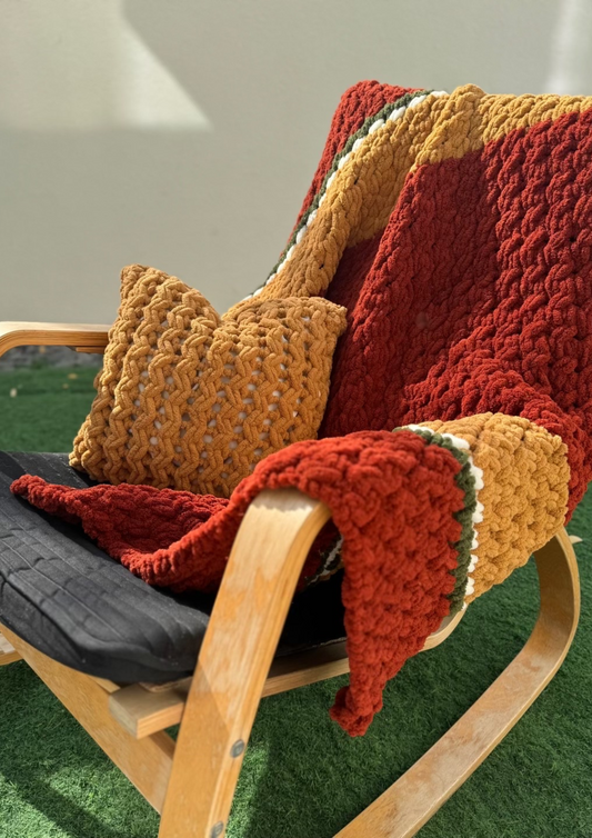 Small Cushion - puffy yarn